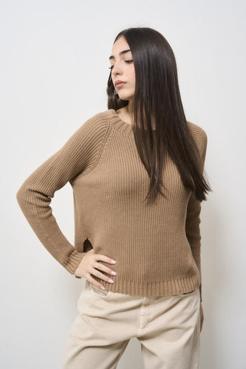 Women's camel sweater with side slits - 3