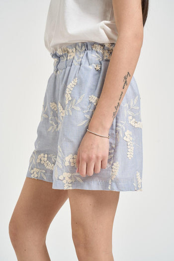 Shorts donna celesti con ricami floreali - 3
