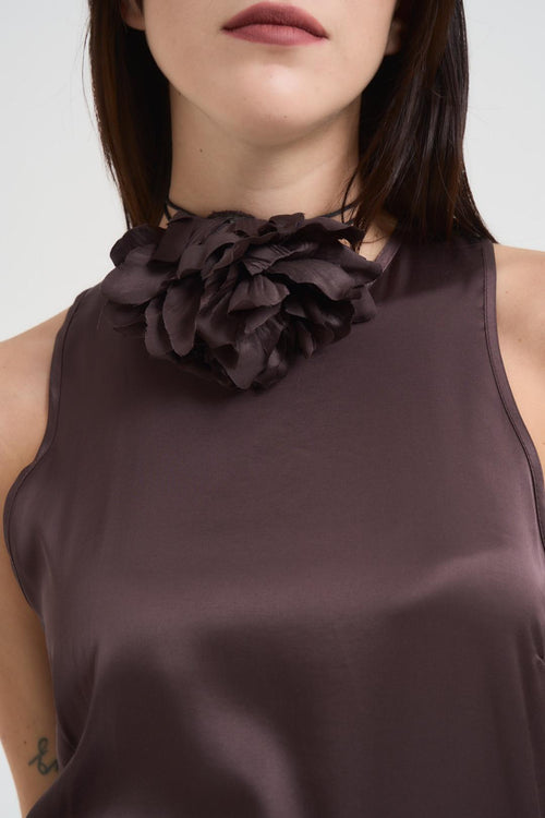 Top donna satinato marrone con fiore sul collo - 2