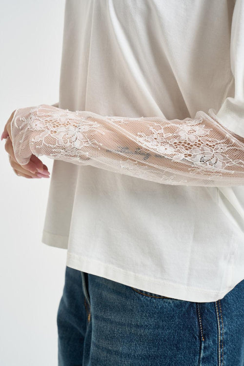 T-shirt donna bianca con maniche in pizzo - 2