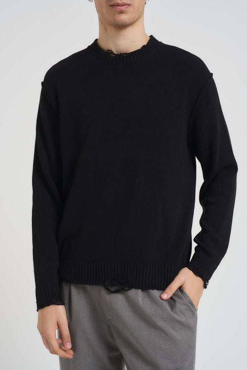 Maglia uomo con orli sfilacciati nera
