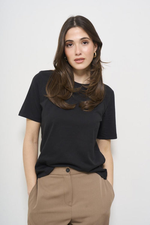 Women's black crew neck t-shirt
