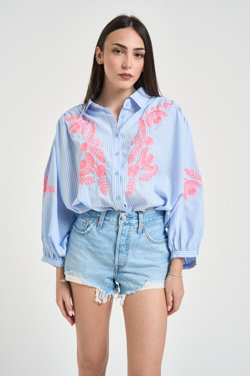 Camicia donna azzurra con ricami rosa - 2