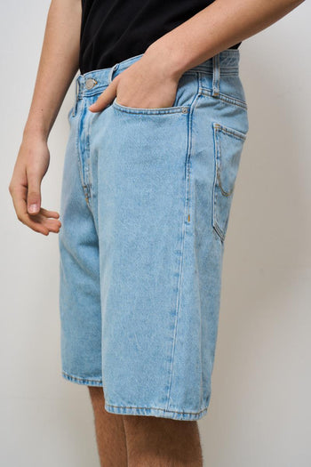 Bermuda uomo in denim chiaro - 3