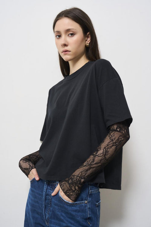 T-shirt donna nera con maniche in pizzo