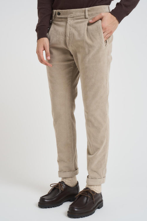Pantalone uomo con pence in velluto a coste tortora