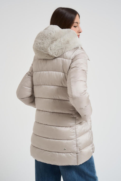 Piumino donna lungo svasato con pettorina e cappuccio in eco pelliccia beige - 2