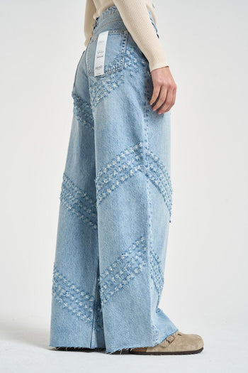 Jeans donna punzonato in denim chiaro - 4