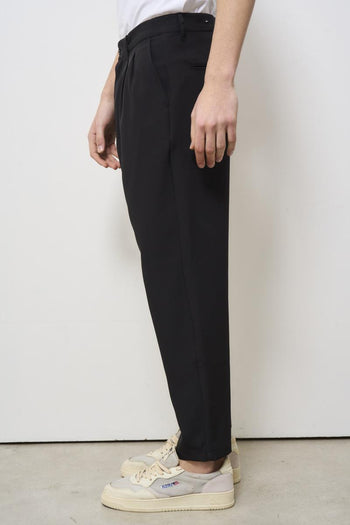 Men's trousers with regular pleats in black - 4