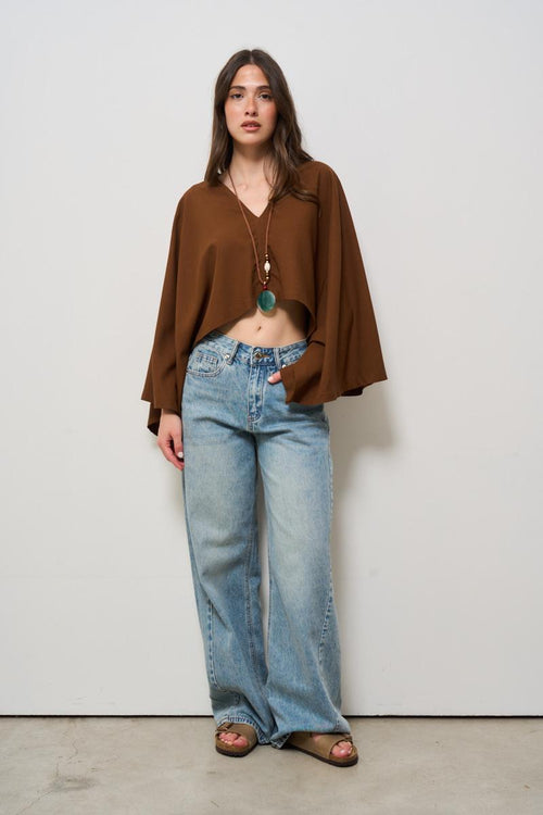 Top donna marrone con collana