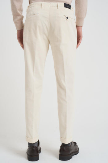 Pantalone uomo con pence in velluto panna - 3
