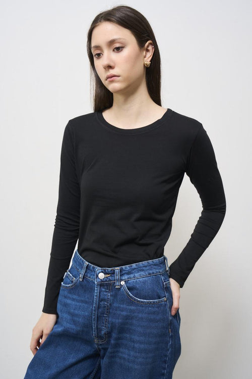 Women's black crew neck t-shirt