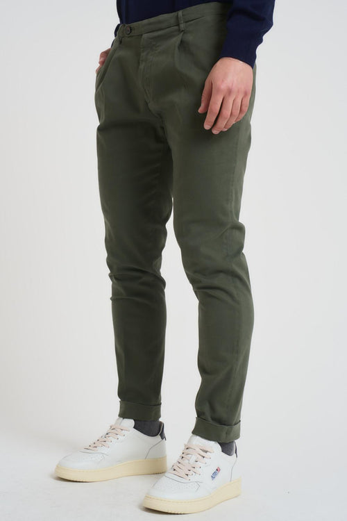 Pantalone uomo con pinces verde militare - 2