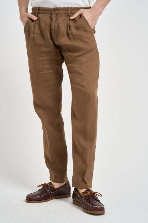Pantalone uomo con pinces in lino marrone