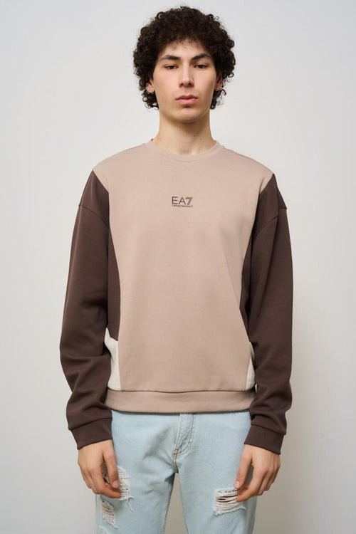 Il modello è alto 190 cm e indossa la tg L.