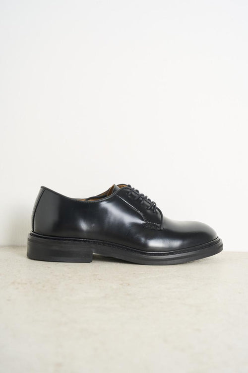 Men's black shiny lace-up shoe
