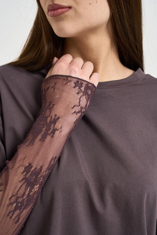 T-shirt donna marrone con maniche in pizzo - 2