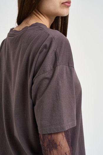 T-shirt donna marrone con maniche in pizzo - 4