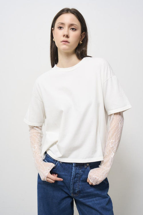 T-shirt donna bianca con maniche in pizz
