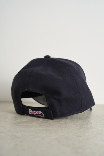 Cappello uomo blu con logo a contrasto rosso - 3