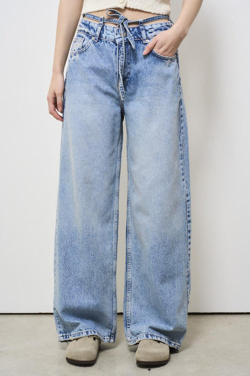 Women's wide-leg jeans in light denim