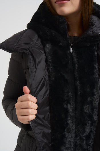 Piumino donna lungo svasato con pettorina e cappuccio in eco pelliccia nero - 5