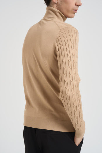 Maglia uomo collo alto a trecce cammello - 3
