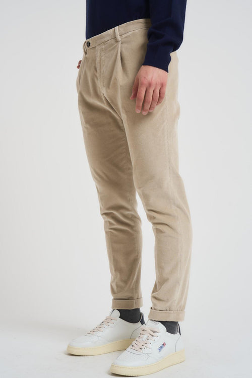 Pantalone uomo con pence in velluto sabbia - 2
