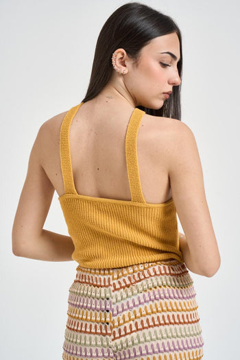 Top donna in maglia a costine senape - 4