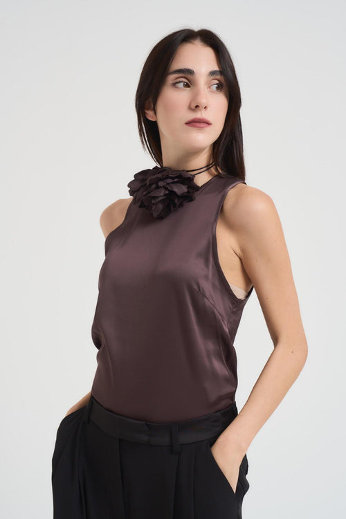 Top donna satinato marrone con fiore sul collo