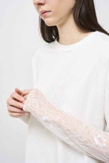 T-shirt donna bianca con maniche in pizzo - 3