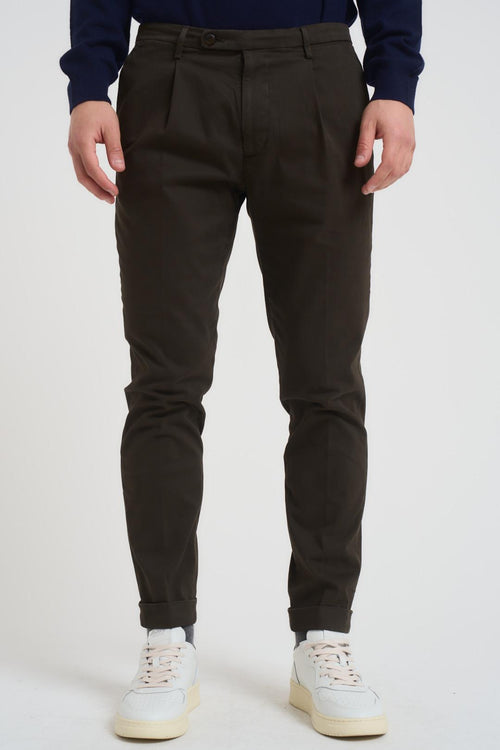 Pantalone uomo con pinces marrone