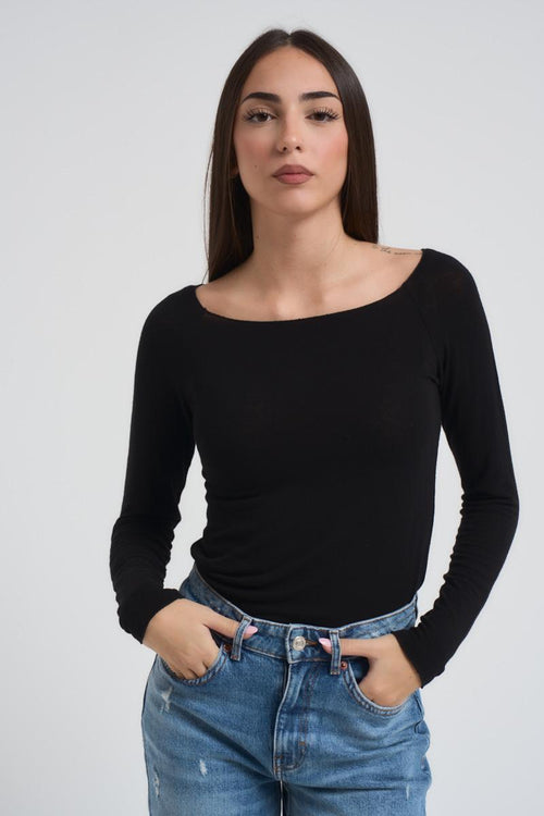 Maglia nera a maniche lunghe e spalle scoperte