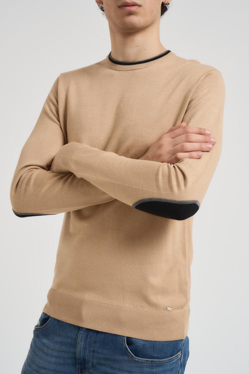 Maglia uomo girocollo con toppe cammello