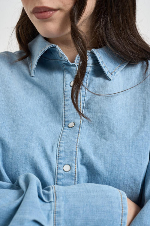 Camicia donna in denim chiaro cropped - 2