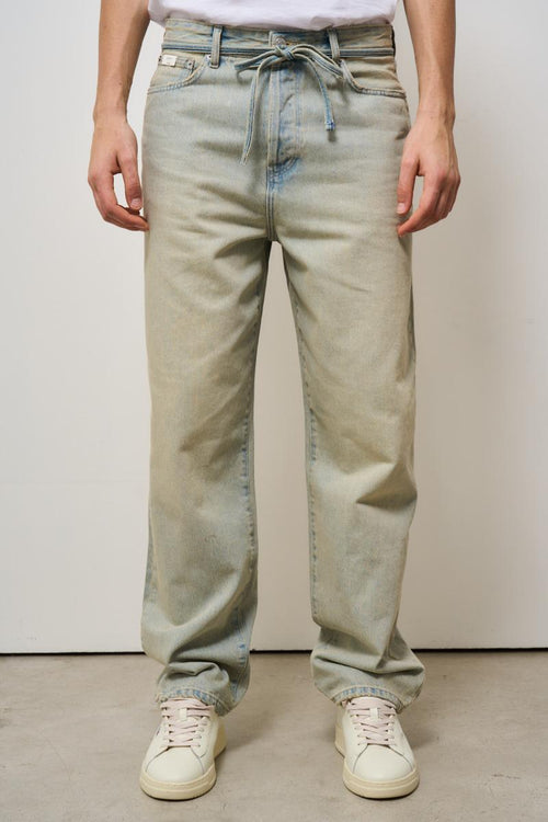 Jeans uomo loose fit in denim slavato