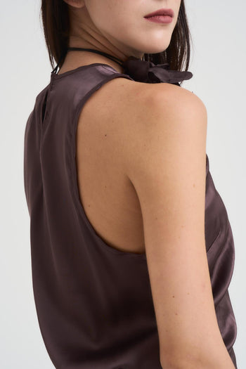 Top donna satinato marrone con fiore sul collo - 4