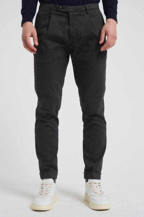 Pantalone uomo con pinces grigio antracite