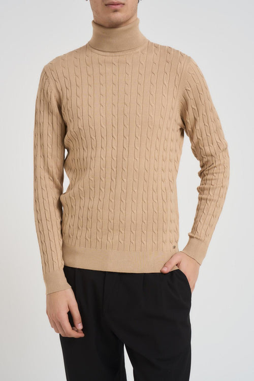 Maglia uomo collo alto a trecce cammello