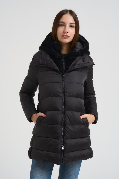 Piumino donna lungo svasato con pettorina e cappuccio in eco pelliccia nero