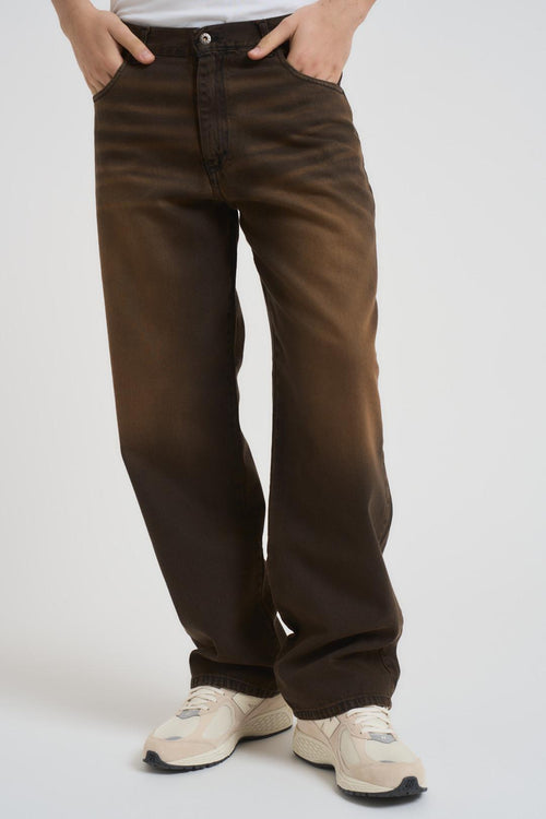 Jeans uomo in denim slavato marrone
