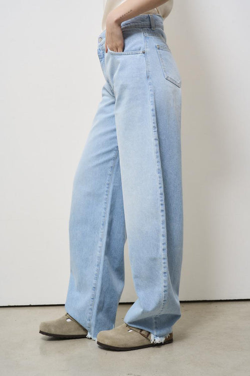 Women's wide leg jeans in light denim - 2