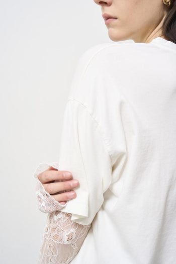 T-shirt donna bianca con maniche in pizzo - 5