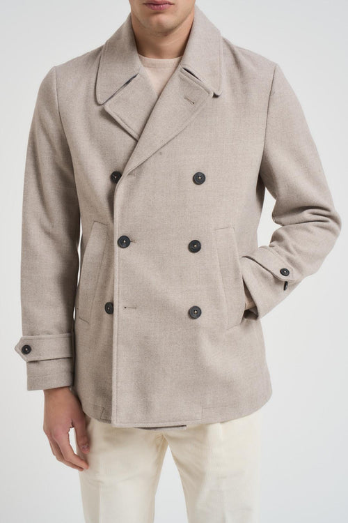 Cappotto uomo corto doppiopetto beige.