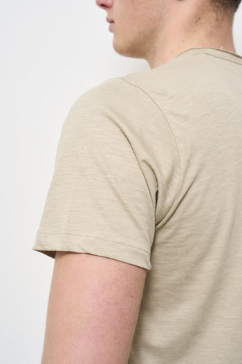 T-shirt uomo biege con bottoni - 6