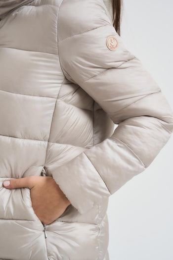 Piumino donna lungo svasato con pettorina e cappuccio in eco pelliccia beige - 4