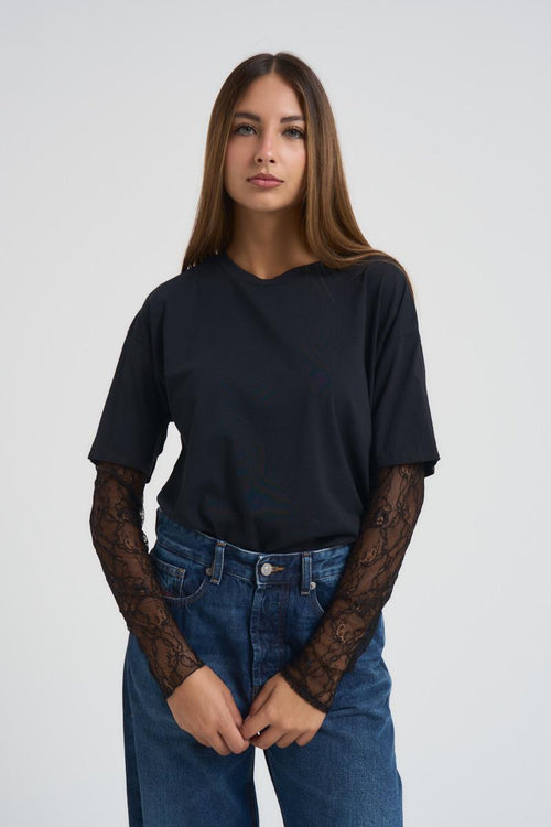 T-shirt donna nera con maniche in pizzo
