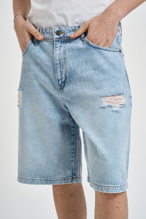 Bermuda uomo con strappi in denim chiaro