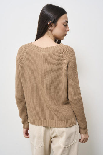 Women's camel sweater with side slits - 6