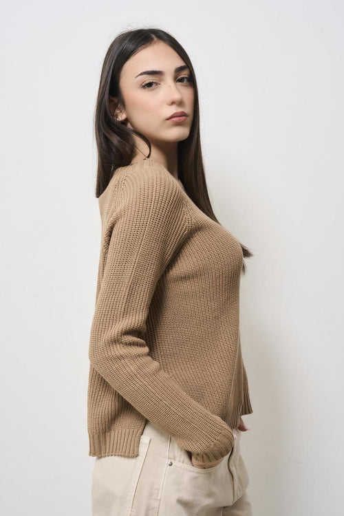 Women's camel sweater with side slits - 2